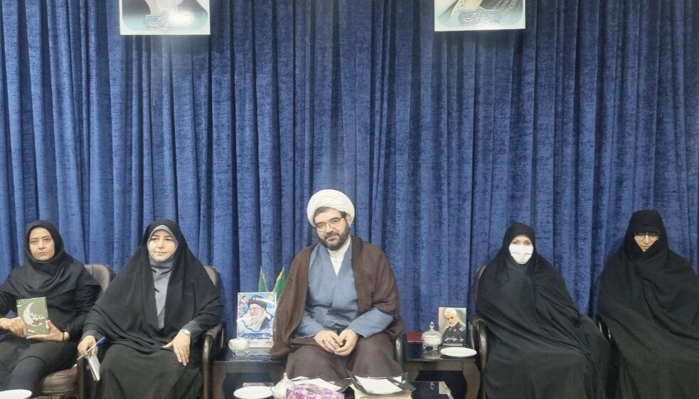 امام‌جمعه قروه: زن در نگاه اسلام رکن خانواده و مظهر جمال الهی است