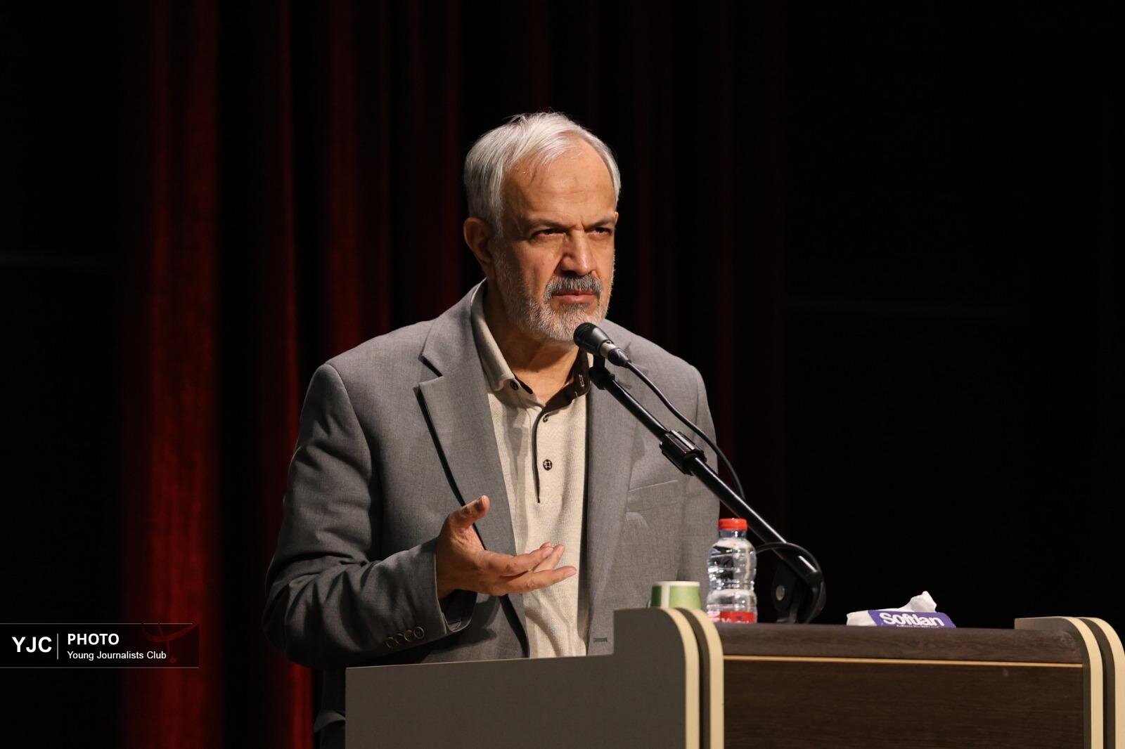 حضور زن در زندگی نشانه تکامل جامعه است