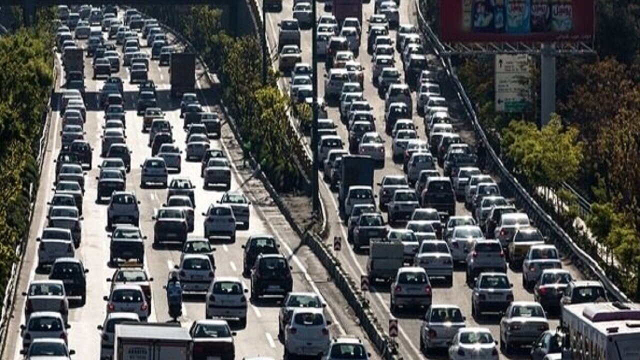 ترافیک پر حجم در بزرگراه‌های تهران همزمان با بارش باران