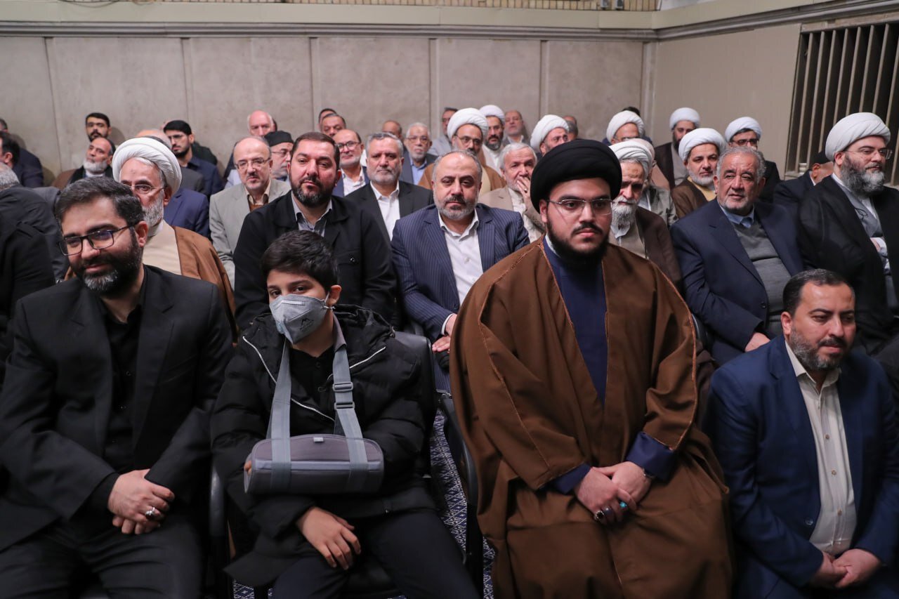 عکس/ حضور سقاب‌اصفهانی و پسرش در دیدار امروز مداحان با رهبر انقلاب
