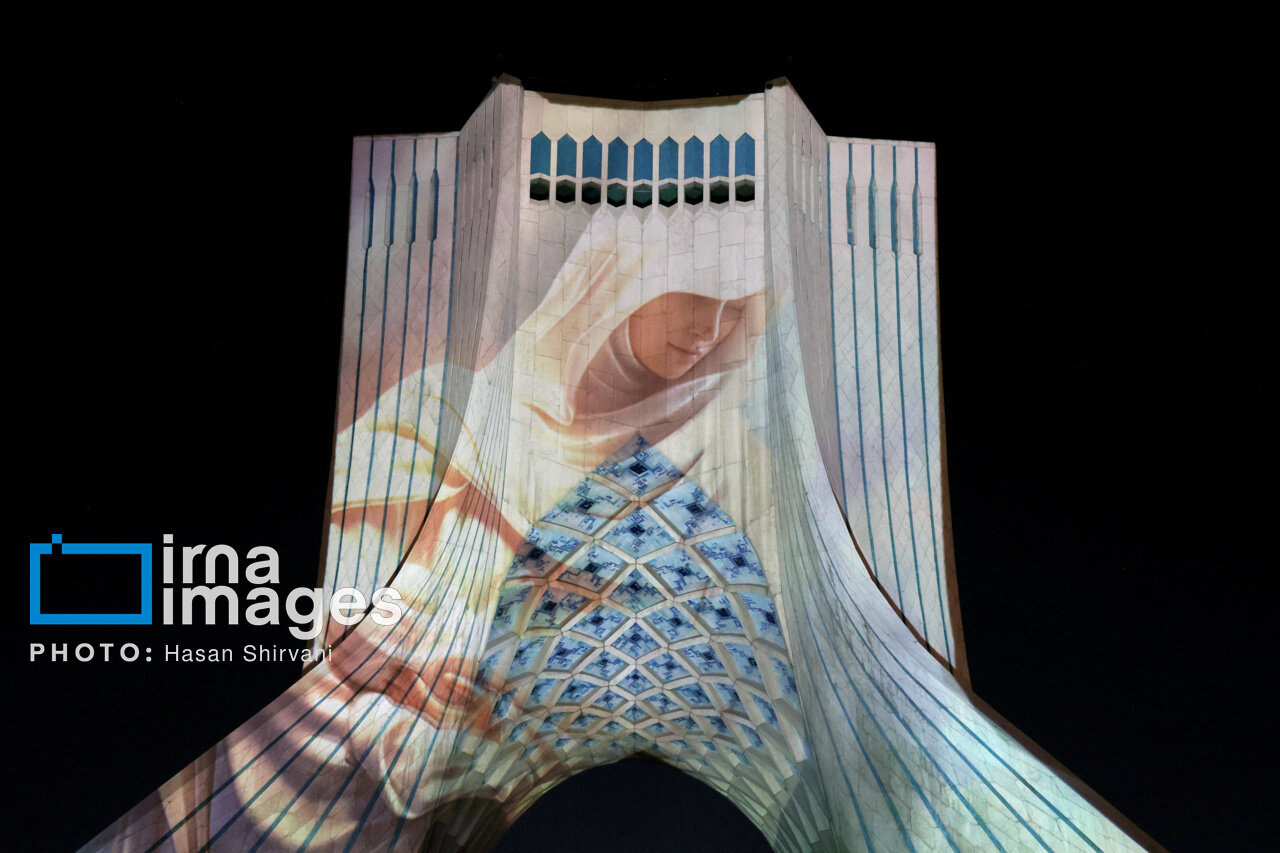 عکس/ چهره مادرانه برج آزادی در ایام ولادت حضرت زهرا(س)