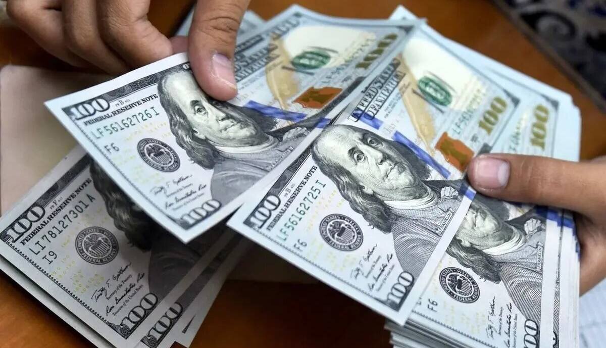 دولت با بالابردن قیمت دلار کسری بودجه را تامین میکند؟