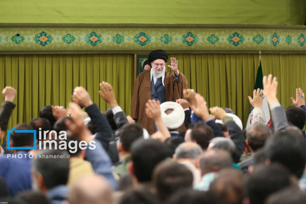 عکس/ دیدار هزاران نفر از مداحان و ستایشگران اهل بیت(ع) با رهبر انقلاب