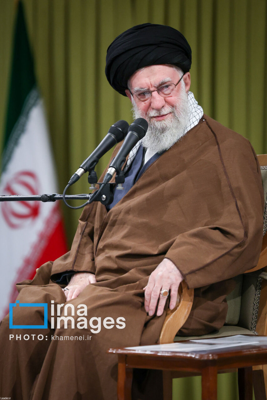 عکس/ دیدار هزاران نفر از مداحان و ستایشگران اهل بیت(ع) با رهبر انقلاب