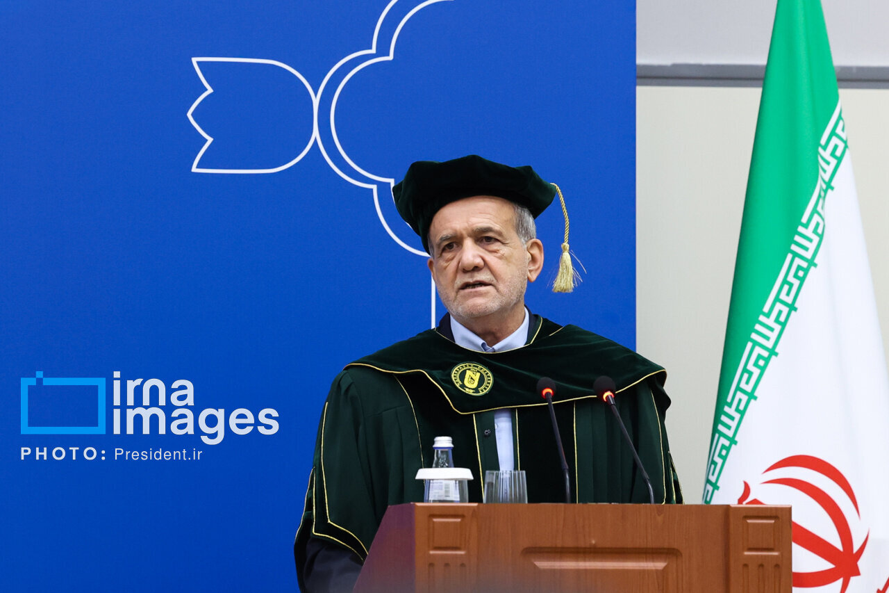 پزشکیان با لباس جالب دکترای افتخاری دانشگاه نظربایف + تصاویر