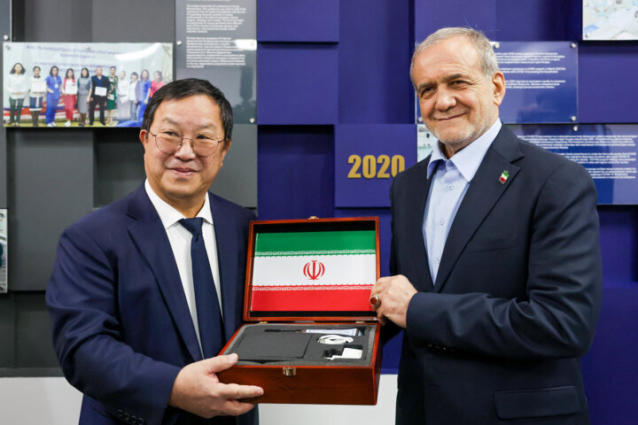 پزشکیان با لباس جالب دکترای افتخاری دانشگاه نظربایف + تصاویر