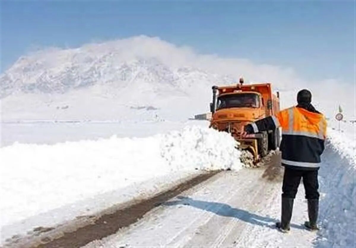 بارش برف ارتباط ۶۰ روستا را با مرکز شهرستان الیگودرز قطع کرد
