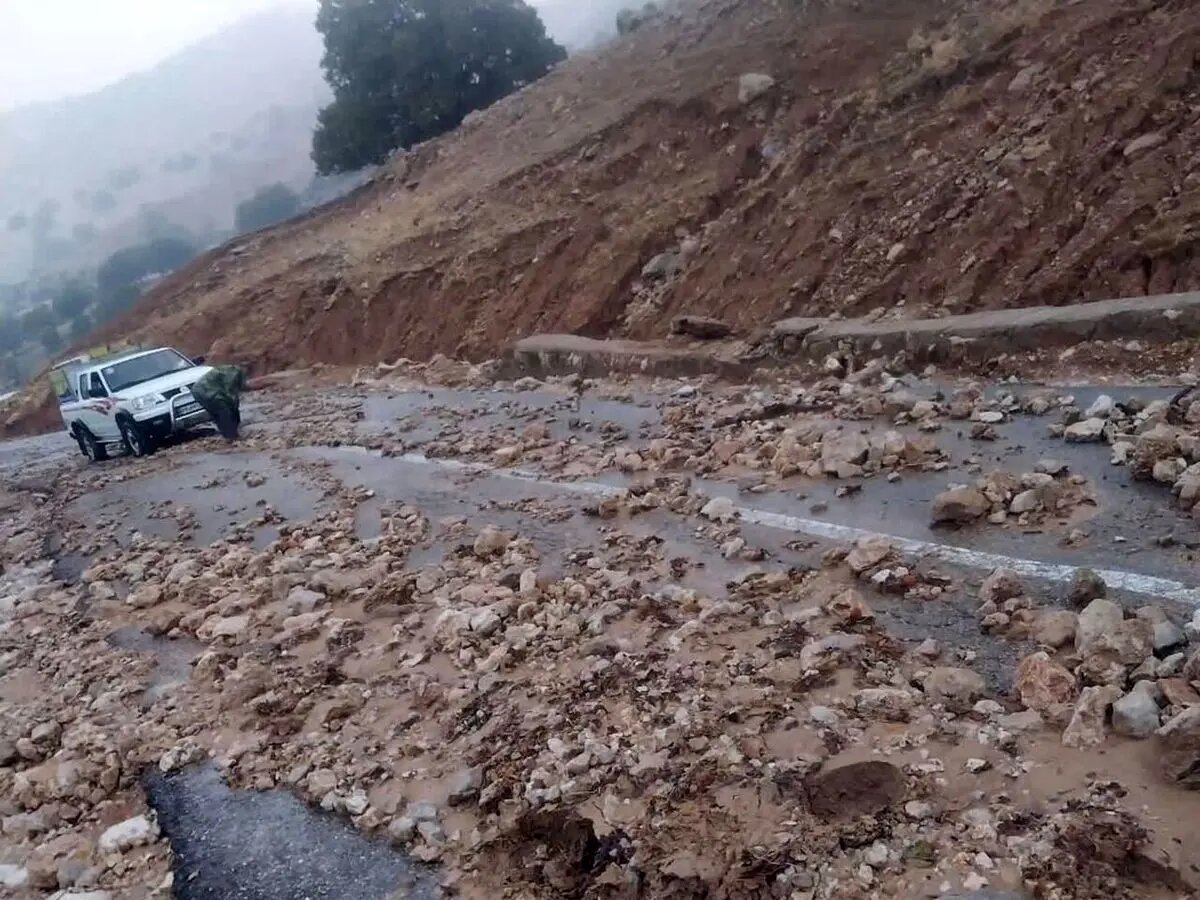 ریزش کوه موجب مسدود شدن جادههای بخش شهیون دزفول شد