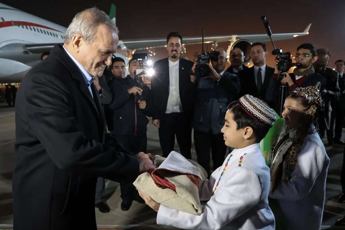 ورود رئیس جمهور به عشق‌آباد