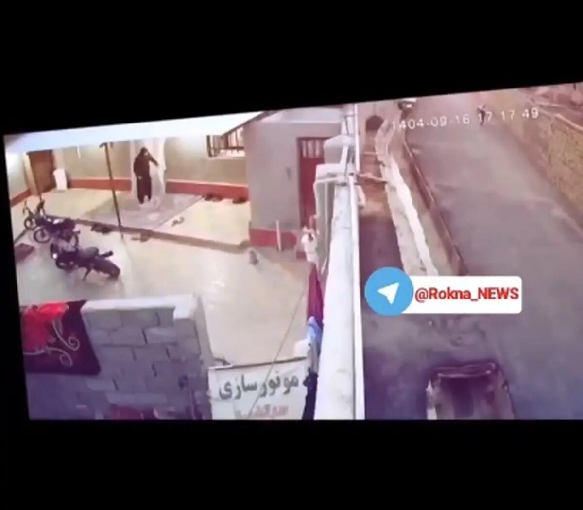 نجات دختر بچه از حمله سه سگ رها شده در مسیر بازگشت از ⁧مدرسه⁩ + فیلم