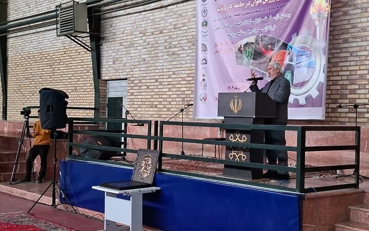 کارگران در تنگنای معیشت هستند؛ «درآمد ریالی در برابر هزینههای دلاری»