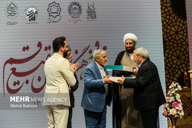 تجلیل از علی انسانی و حامد کاشانی در ویژه برنامه «شجره طیبه» در قم