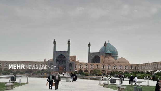 هوای اصفهان بارانی و قابل قبول است؛ شاخص قهجاورستان بر مدار بنفش