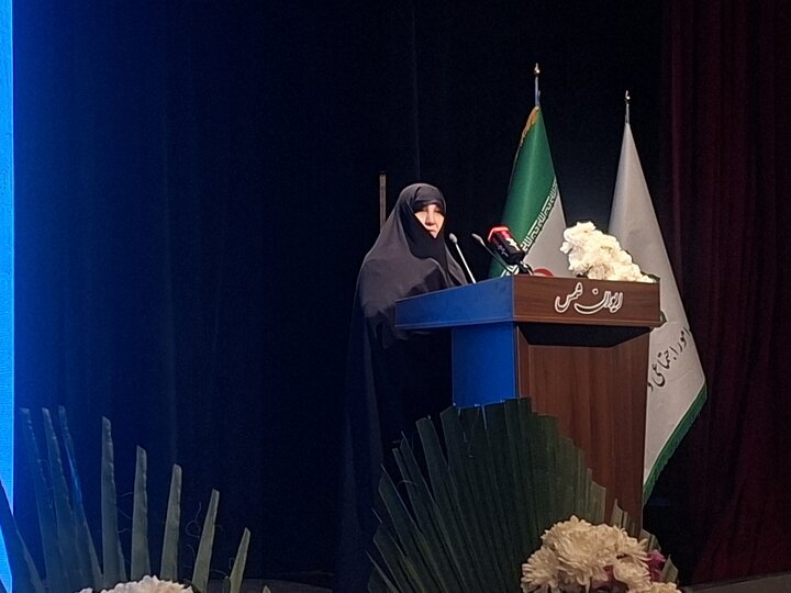 علاسوند: زنان باید با حفظ هویت زنانه در اجتماع نقشآفرین باشند