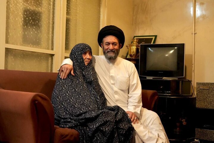 پاسداشت مقام مادر؛ دست‌بوسی مادر توسط آیت‌الله عاملی