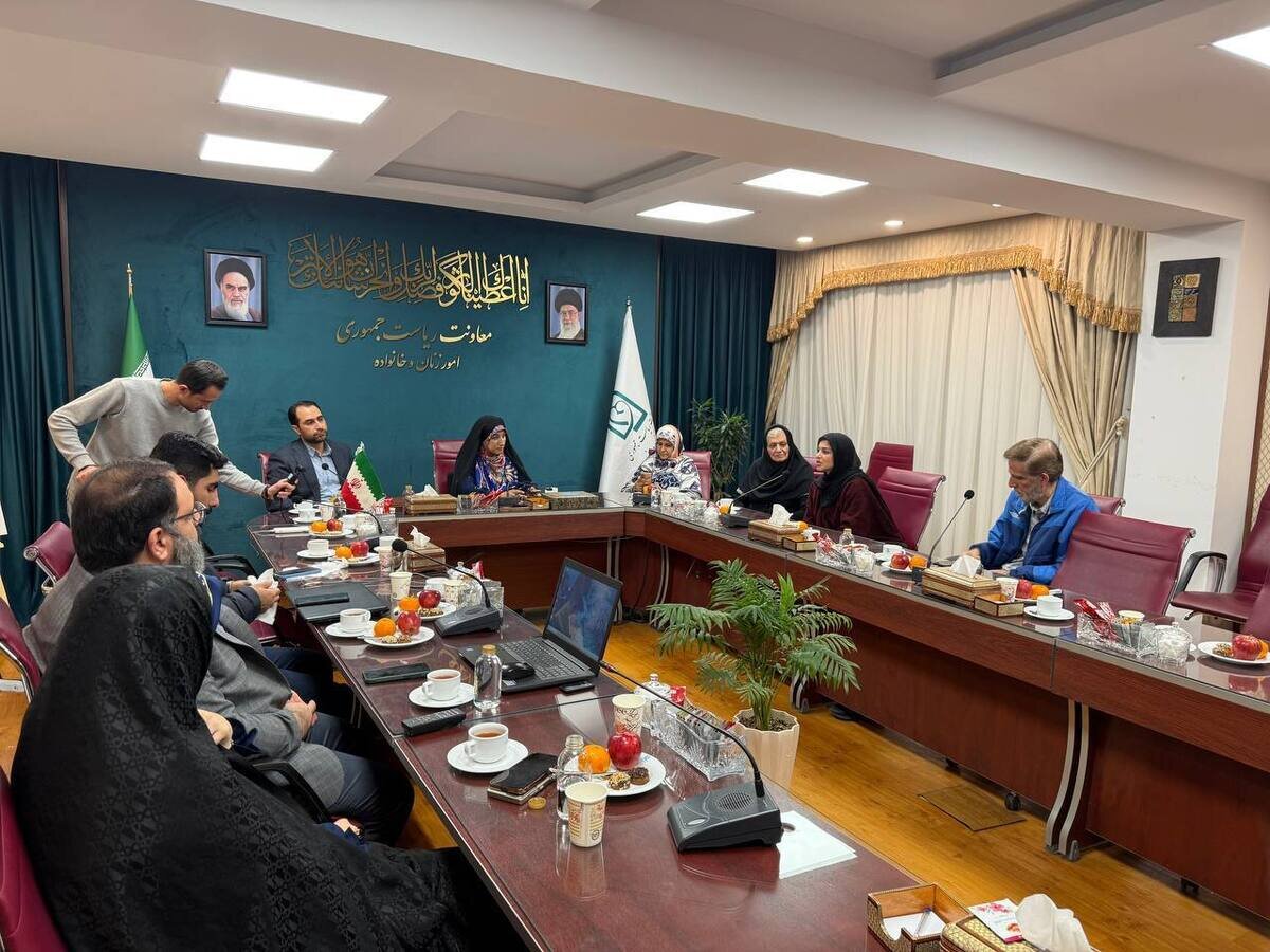 از اقلام تبلیغاتی مستند «رویای ناتمام» در معاونت امور زنان و خانواده نهاد ریاست جمهوری رونمایی شد