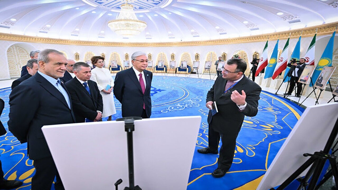 بازدید توکایف و پزشکیان از نمایشگاه نسخههای خطی تاریخ قزاقستان از آرشیوهای ایران