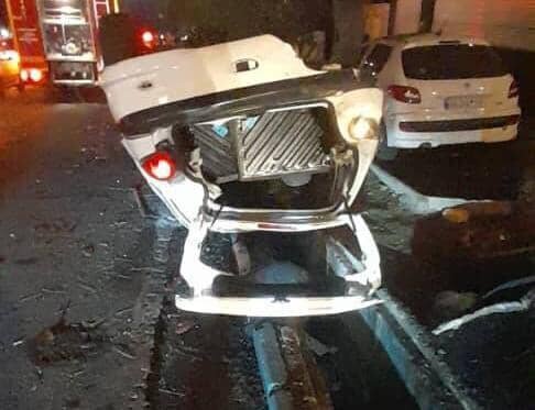 واژگونی خودروی پژو ۲۰۶ در برخورد زنجیره‌ای ۴ وسیله نقلیه در بزرگراه باقری