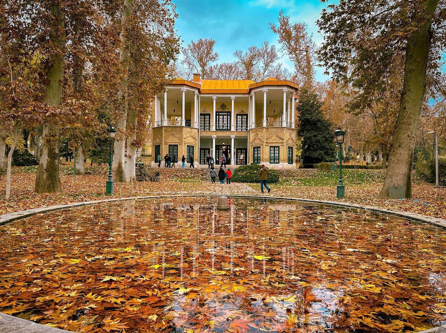 حال و هوای پاییزی کاخ نیاوران تهران
