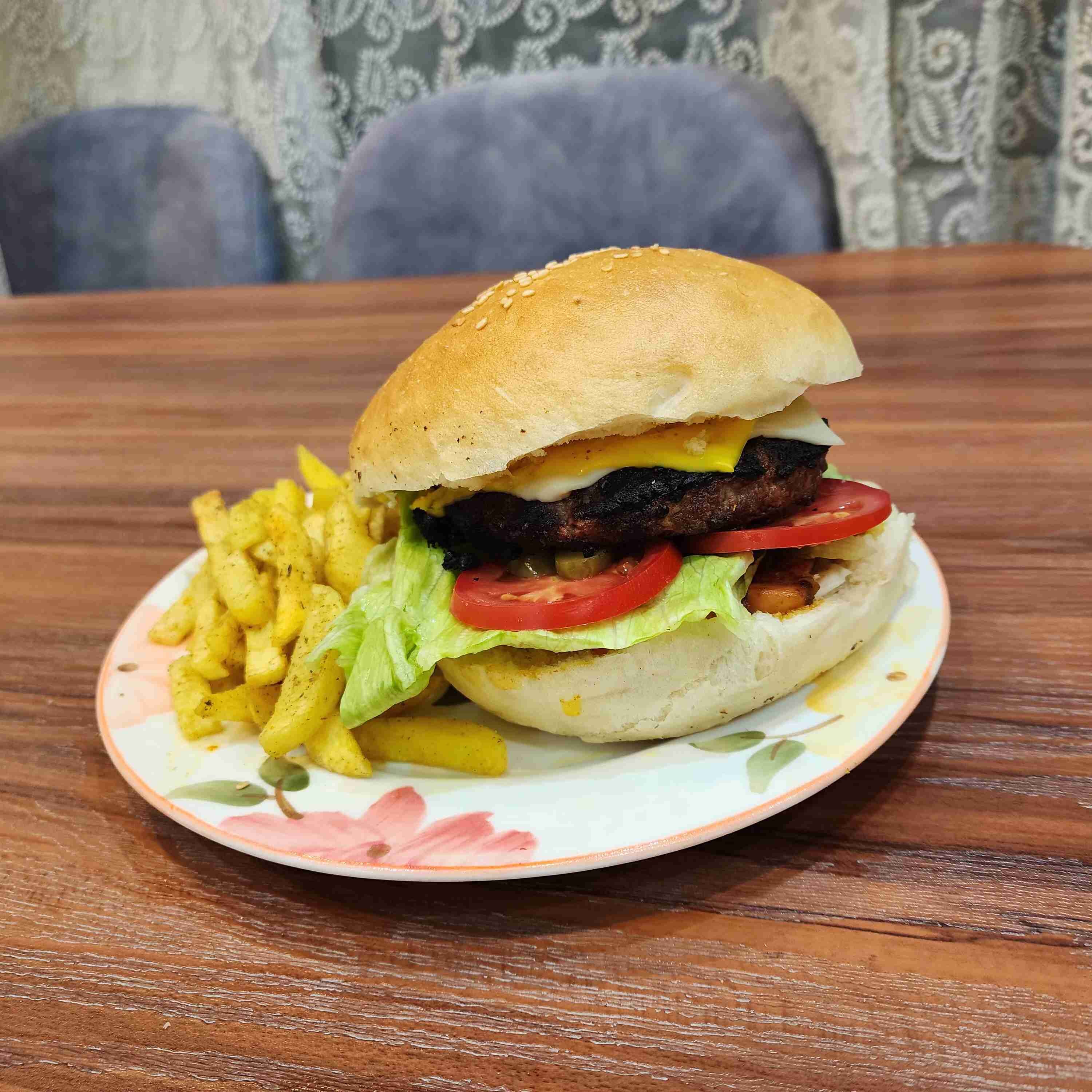 مشاروم برگر 🍔 : نون برگر🥖 ،گوشت برگر 🥩، پنیر پارمسان 🧀، پروسس 🧀، قارچ 🍄‍🟫‌، پیاز کاراملی 🧅، خیارشور 🥒، گوجه 🍅، کاهو 🥬 و سیب زمینی سرخ کرده 🍟.