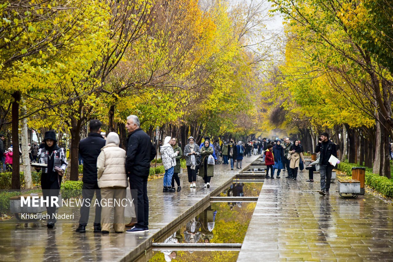 تصاویری از باران پاییزی در چهارباغ اصفهان