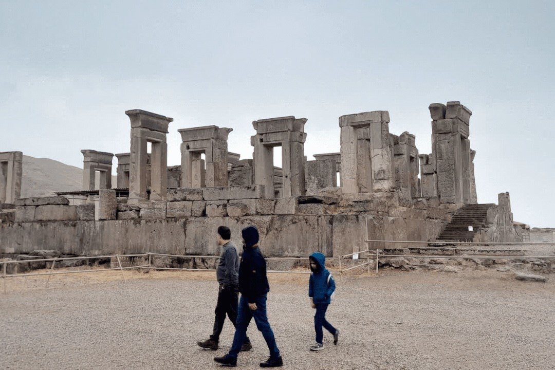 حال‌و‌هوای بارانی تخت‌جمشید