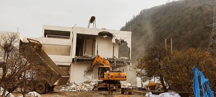 اَبَر ویلای‌ یک فرد صاحب‌نفوذ با دستور قضایی تخریب شد