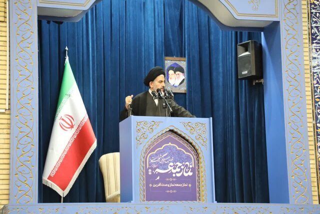 امام جمعه ارومیه: دشمن بدنبال تغییر سنتهای جامعه و اعتقادات جوانان است