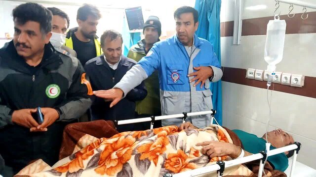 اعزام ۵ مصدوم حادثه واژگونی اتوبوس تهران- یاسوج به اصفهان با بالگرد