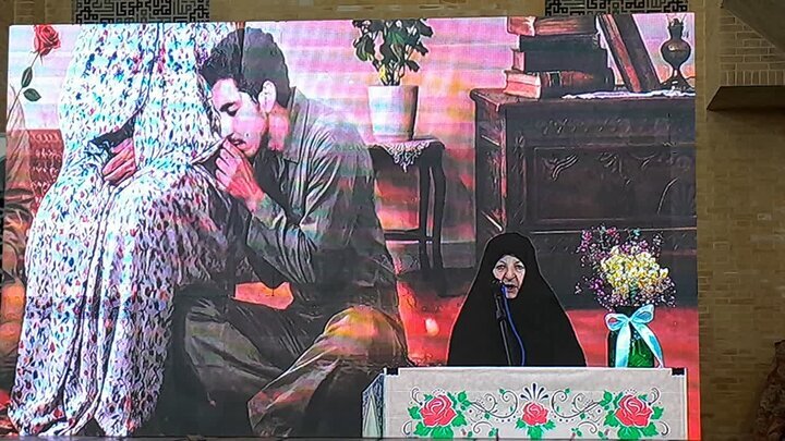 زنان در تربیت نسل آینده و پاسداری از ارزشهای انقلاب نقش محوری دارند