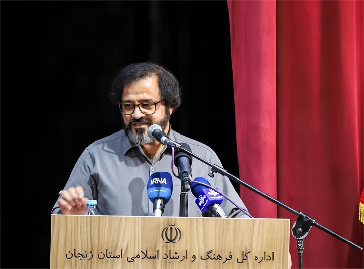 قصه پر غصه منزوی از سر کرانمندی تن در مقابل بیکرانگی روح بوده است