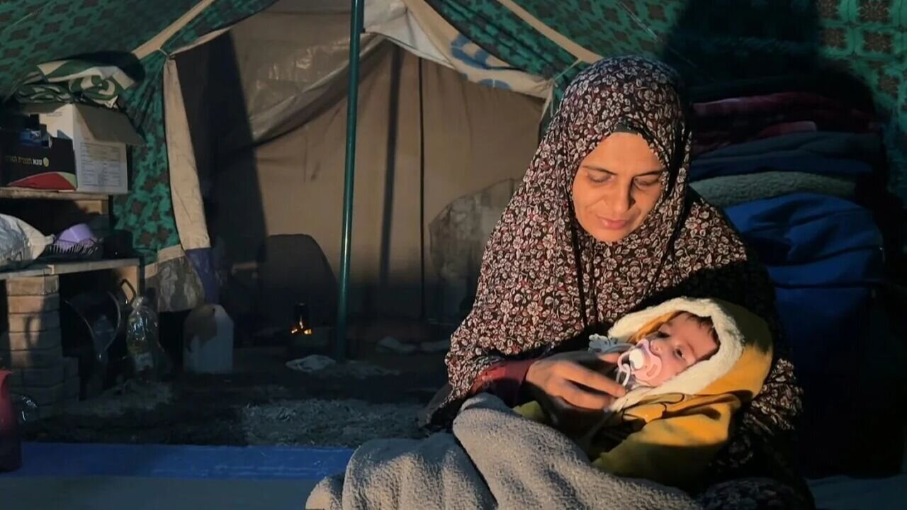 سرمای شدید در غزه با تصاویر صفهای خرید آیفون و نوتلا، تناقضی معنادار ایجاد کرده است