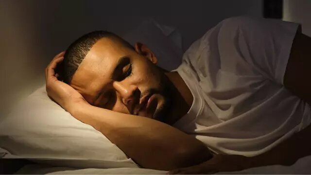 این مدل خوابیدن میتواند باعث آسیب عصبی شود