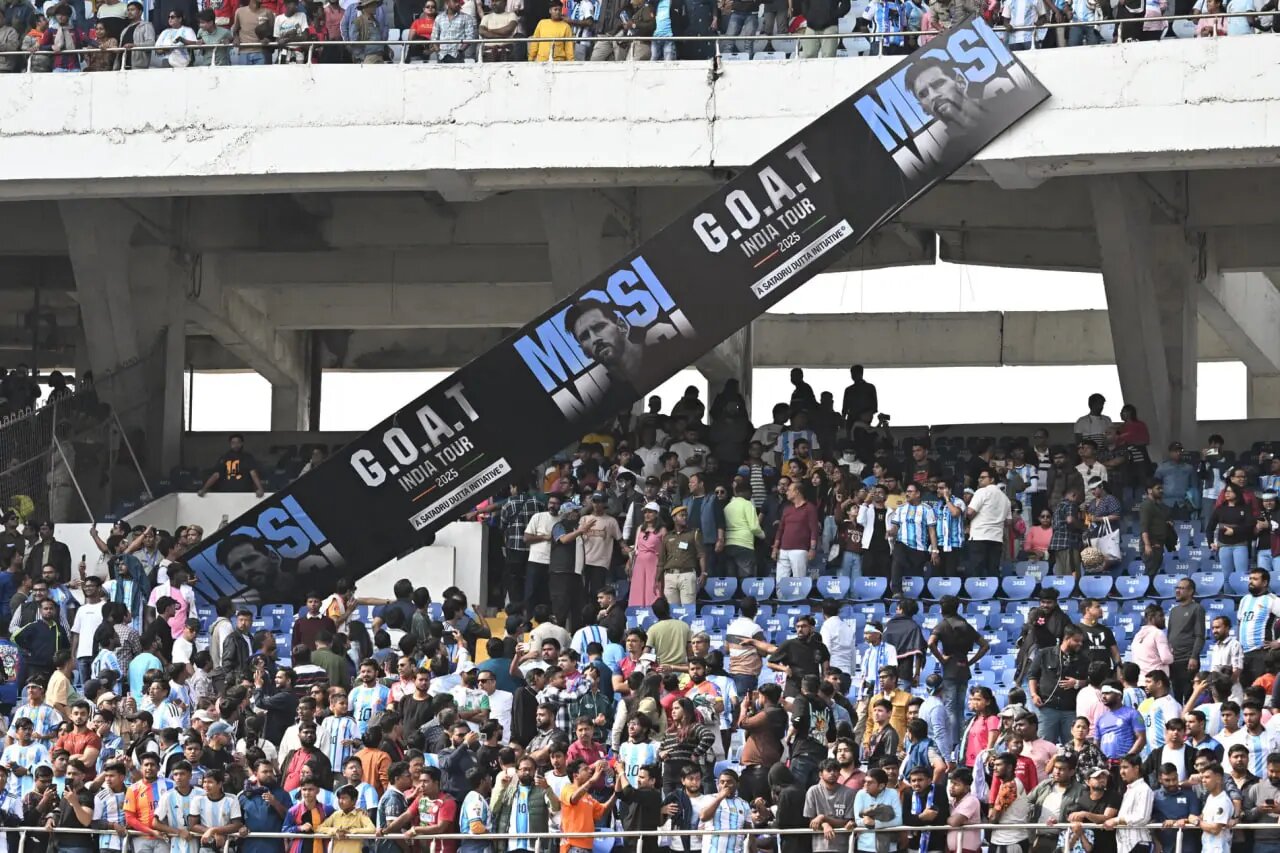 آغاز پرحاشیه تور هند لیونل مسی: اعتراض هواداران در کلکته (عکس)