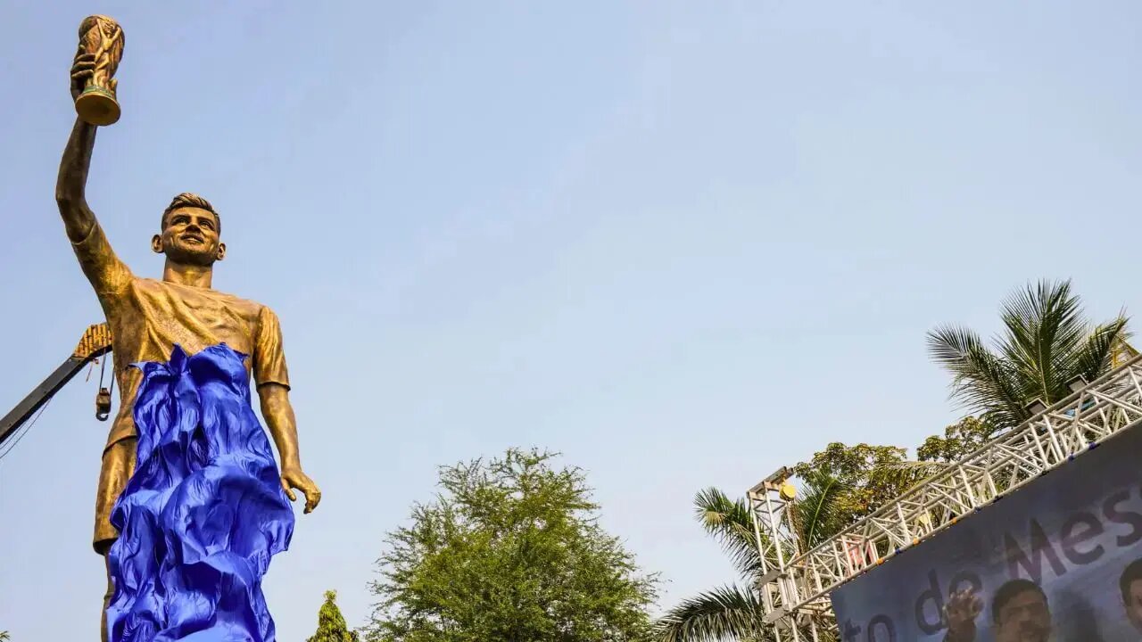 استقبال شاهرخ خان از مسی و سوارز: رونمایی از مجسمه 21 متری ستاره آرژانتینی در هند