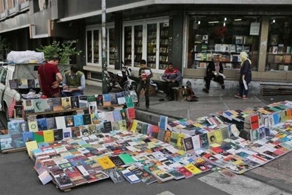 ساماندهی فروش کتاب و فعالیت دستفروشان در خیابان انقلاب