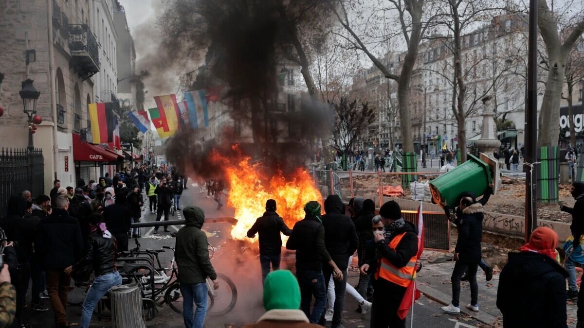 راهپیمایی گسترده صلح در پاریس با شعارهای تند علیه ماکرون و اتحادیه اروپا + فیلم