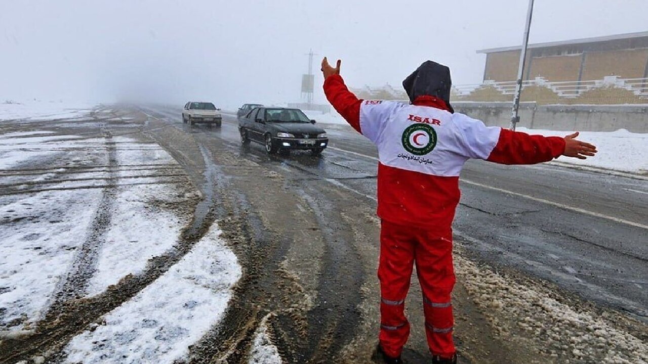 تداوم عملیات هلالاحمر در ۱۸ استان/ رهاسازی بیش از هزار خودرو از برف و کولاک