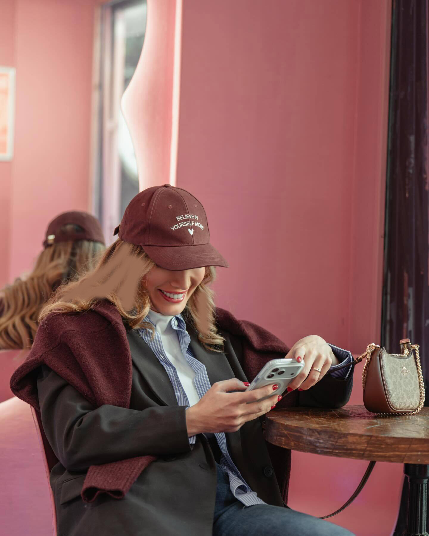 متین ستوده با استایل شیک کژوال در کافه دیده شد!