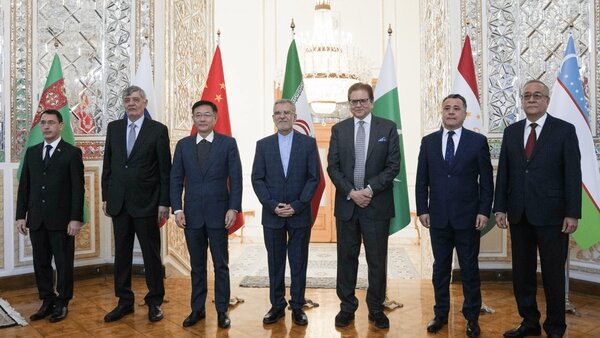 عکس یادگاری حاضران شرکت کننده در نشست تهران