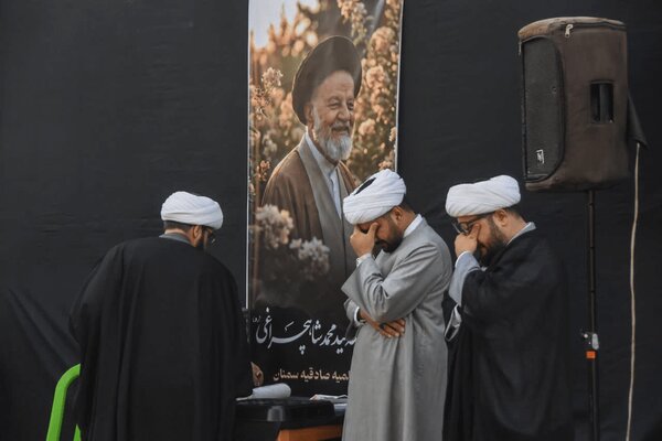 عکس/ وداع طلاب و روحانیون با پیکر آیت‌الله شاهچراغی در سمنان