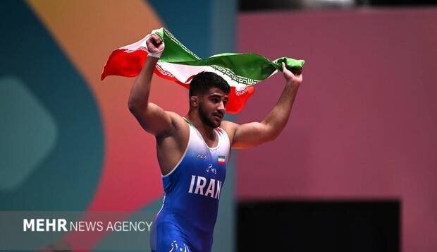 جایزه پدیده سال کشتی فرنگی به غلامرضا فرخی رسید