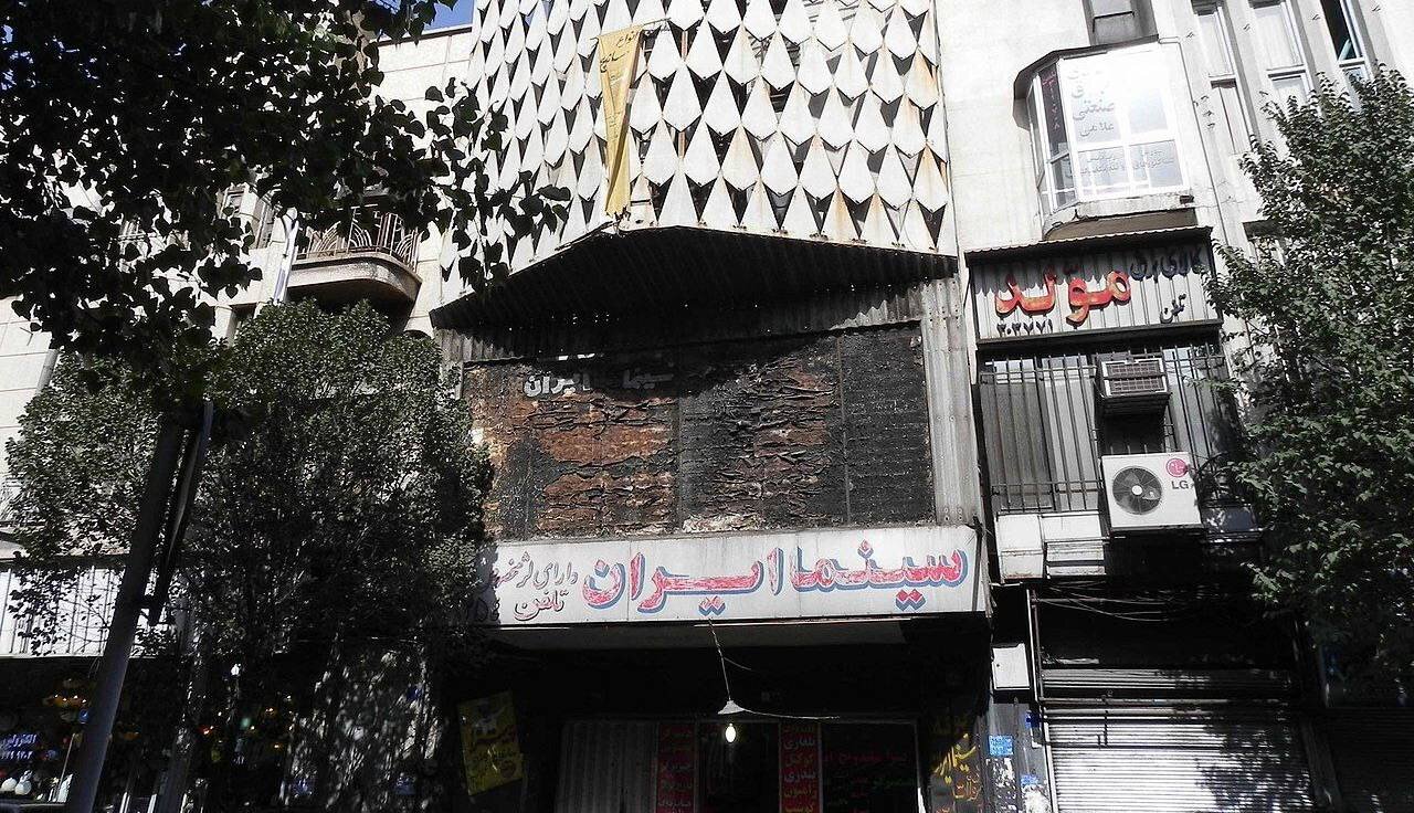 حریق سینمای متروکه قدیمی در خیابان لاله زار تهران
