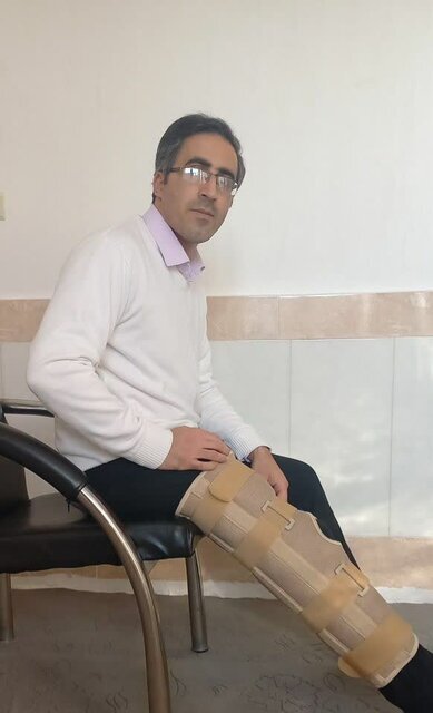 معلمی که با پای آسیب دیده هم، پای آموزش را لنگ نگذاشت