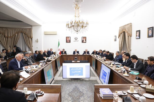 عارف: تولیدکنندگان شیر، قیمت را متعادل کنند