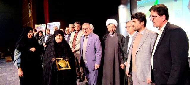 تجلیل از خانواده شهید دانشجو برزو فروتنی در قالب طرح«یادیار» جهاددانشگاهی