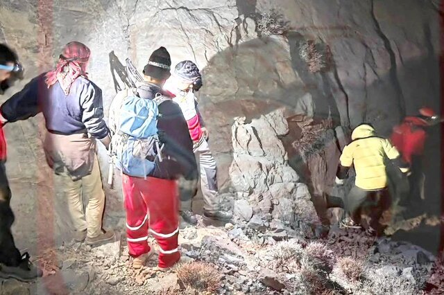 نجات موفق ۲ فرد گرفتار در ارتفاعات پیر نارکی مهریز با تلاش ۲۶ ساعته امدادگران