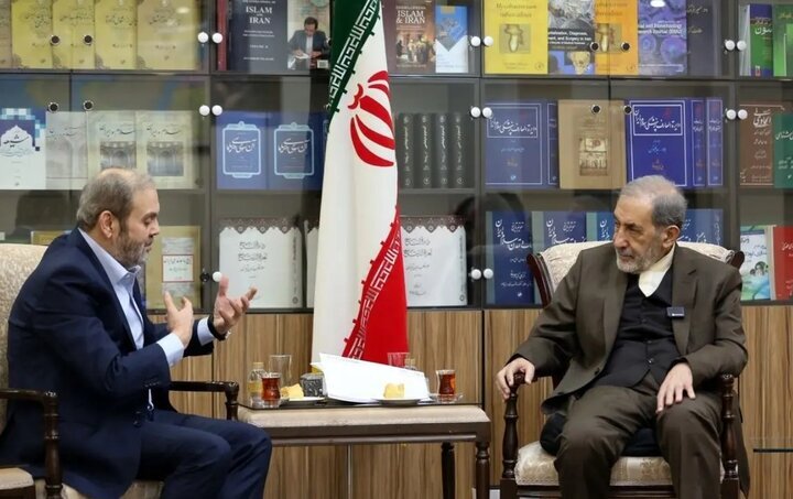 ولایتی: جمهوری اسلامی ایران با قاطعیت از حزبالله حمایت میکند