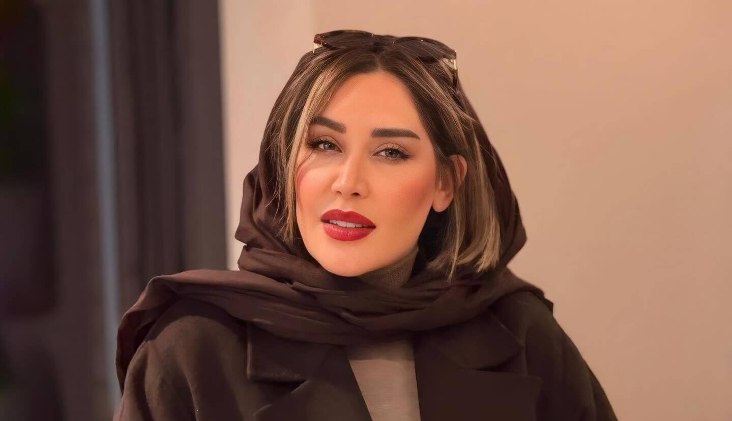 چهره ها/ استایل شیک و باکلاس سارا منجزی‌پور در یک کافه