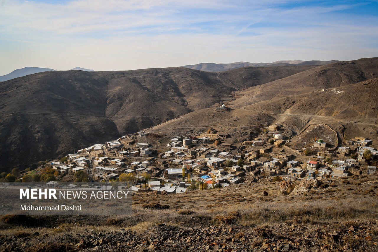 روستای گردشگری عنبران با بافت سنتی و قدیمی